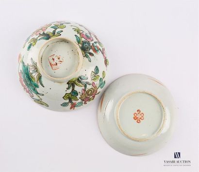 null CHINA 
Set including a cup, a mounted cup, the corolla rim and a porcelain bowl...