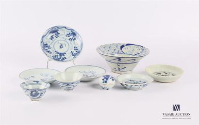 null CHINE
Ensemble de pièces en porcelaine à décor blanc bleu de motifs végétalisant...