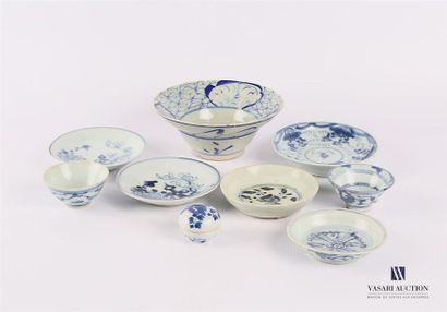 null CHINE
Ensemble de pièces en porcelaine à décor blanc bleu de motifs végétalisant...