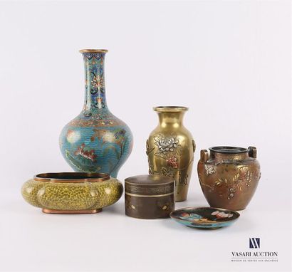 null Set of four pieces in partitioned enamels including a vase of baluster frome,...
