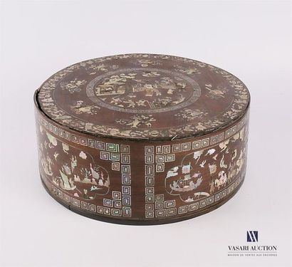 null INDOCHINE
Round wooden box with burgundy decoration of battle scenes in reserves...