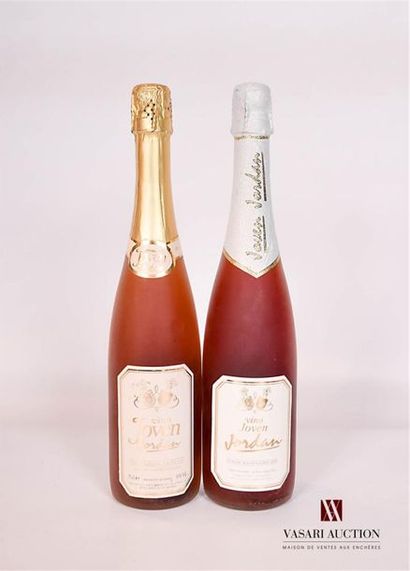 null 2 bottles Sparkling pink Spanish wine Vino JOVEN puts JordanNMEt
. barely stained....