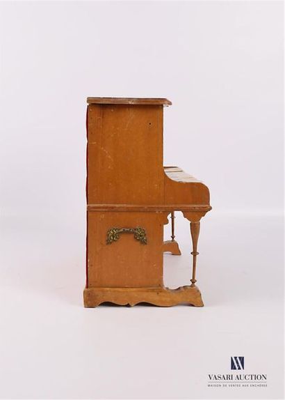 null [MOBILIER DE POUPEE]
Piano de poupée en bois naturel mouluré et teinté comprenant...