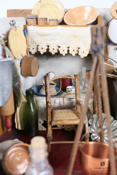 null [MOBILIER DE POUPEE]
Intérieur de cuisine de poupée en bois, laiton, porcelaine...