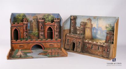 null Lot de deux décors en bois et carton figurant des forteresses, l'un présentant...