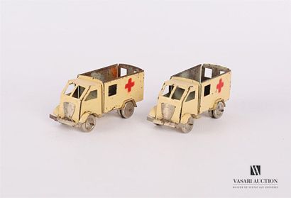 null Deux ambulances en tôle 
Long. : 8,3 cm
(usures)