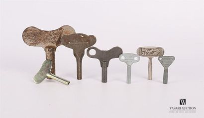 null Lot de sept clefs en métal de diverses tailles dont une marquée Joustra Strasbourg...