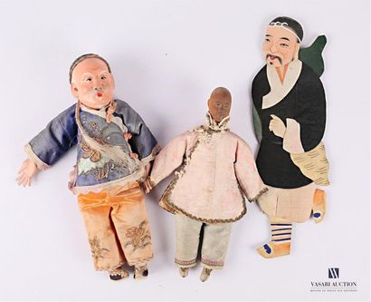 null Lot comprenant une poupée en composition figurant un chinois en habits traditionnels...