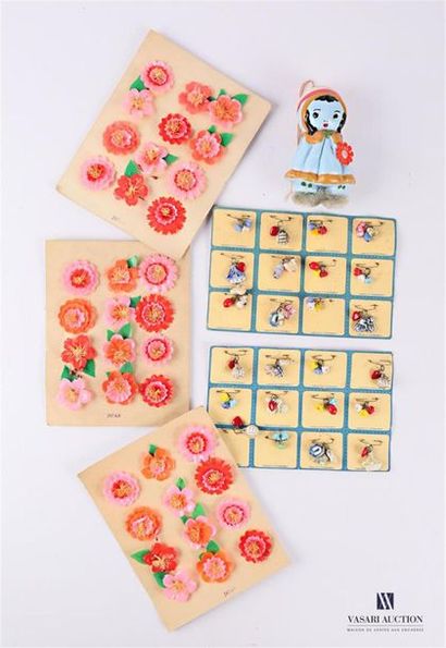 null Lot comprenant trois planches marquées Japan de douze fleurs en plastique avec...