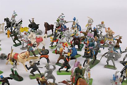null DEETAIL - STARLUX
Ensemble de figurines en plastique sur le thème de la Chevalerie
(usures...