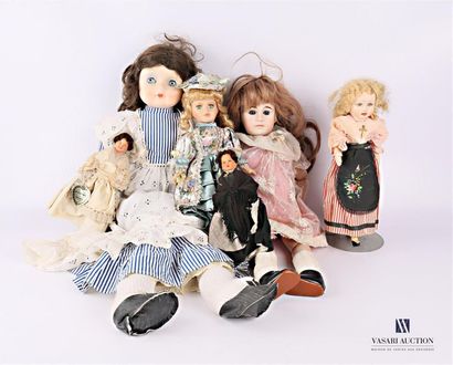 null Lot de poupées comprenant deux bretonnes, une poupée portant une croix et trois...