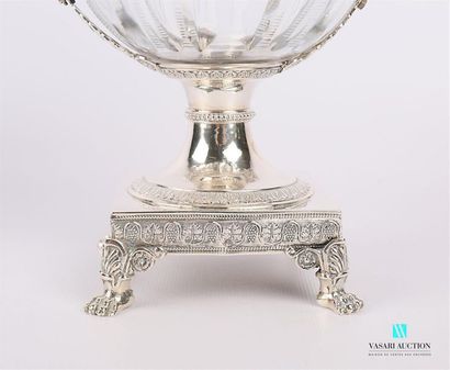 null Sucrier en argent (1819-1838) et cristal posant sur une base carrée ourlée d'une...