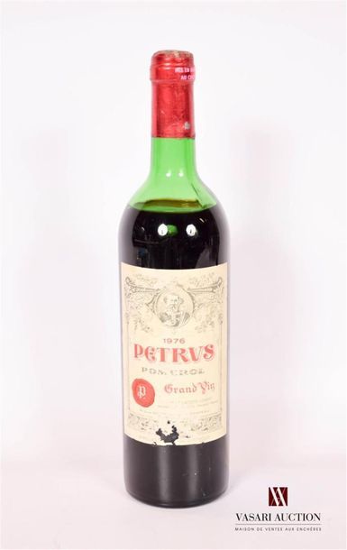 null 1 bouteille	PÉTRUS	Pomerol	1976
	Et. un peu usée et déchirée du bas. Capsule...