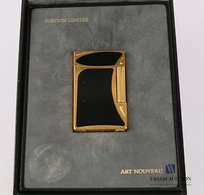 null Briquet Dupont en métal doré laqué noir modèle Art Nouveau
Edition limitée -...