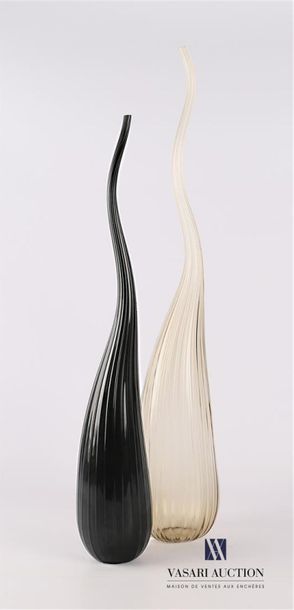 null SALVIATI
Deux vases soliflore modèle Aria en verre de couleur noir et sable...