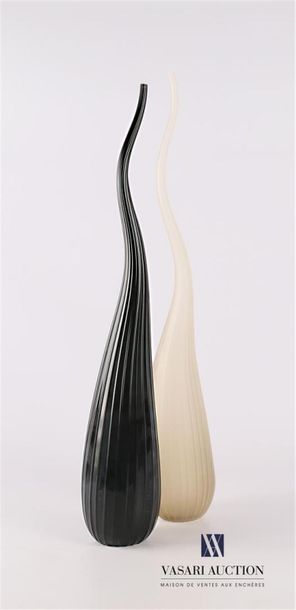 null SALVIATI
Deux vases soliflore modèle Aria en verre l'un sablé de couleur sable...