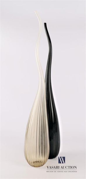 null SALVIATI
Deux vases soliflore modèle Aria en verre de couleur noir pour l'un...