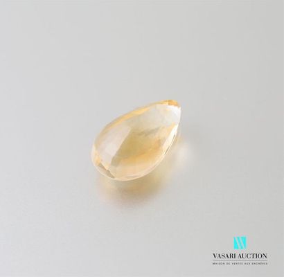 null Citrine taille poire calibrant 22,75 carats environ