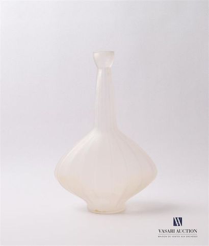 null LALIQUE
Vase en verre givré, la panse de forme aplatie et losangique, le col...