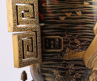 null JAPON
Vase en écaille à décor, en takamaki-e de laque or, d'un paon auprès de...
