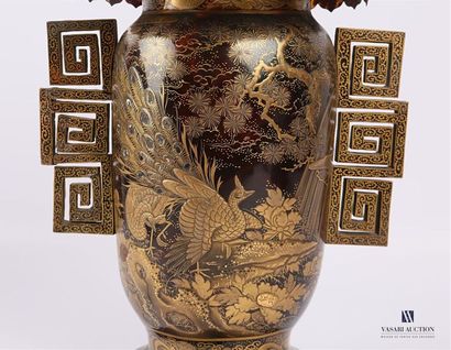 null JAPAN
Vase in tortoise shell decorated with takamaki-e gold lacquer, a peacock...