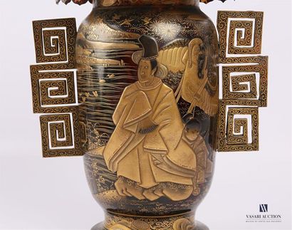 null JAPON
Vase en écaille à décor, en takamaki-e de laque or, d'un paon auprès de...