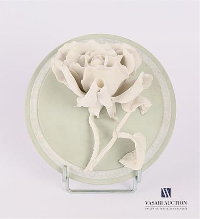 null BIDASOA 
Decorative element featuring a white bisque rose applied on an aniseed...