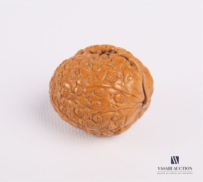 null CHINA
Walnut carved with a rotating decoration in bas-relief of children's heads...