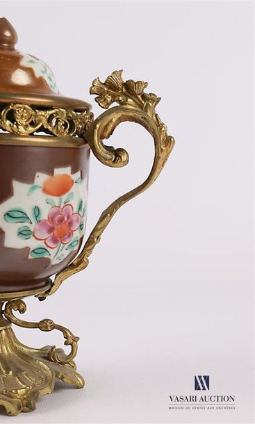 null CHINA
Covered porcelain pot with polychrome peony decoration in reserves on...