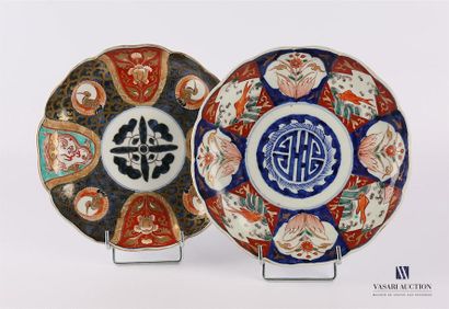 null JAPAN
Two hollow white porcelain plates with polychrome decoration and gold...