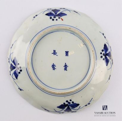 null JAPON
Deux assiettes creuses en porcelaine blanche à décor polychrome et rehauts...