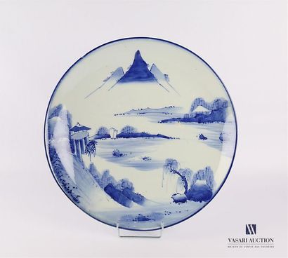 null JAPAN
Round dish in white and blue porcelain decorated in a landscape of mountains,...