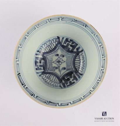 null CHINA
Porcelain bowl with blue white flower decoration in alternating reserves...