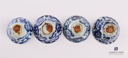 null CHINE 
Suite de quatre tasses en porcelaine à décor blanc bleu de fleurs stylisées...
