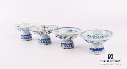null CHINE
Ensemble de quatre petites coupes montées en porcelaine à décor blanc...