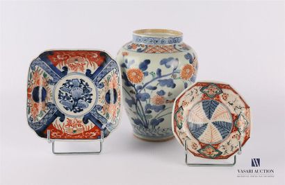 null JAPAN
Set including two hollow white porcelain cups with polychrome decoration...
