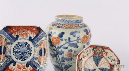 null JAPAN
Set including two hollow white porcelain cups with polychrome decoration...