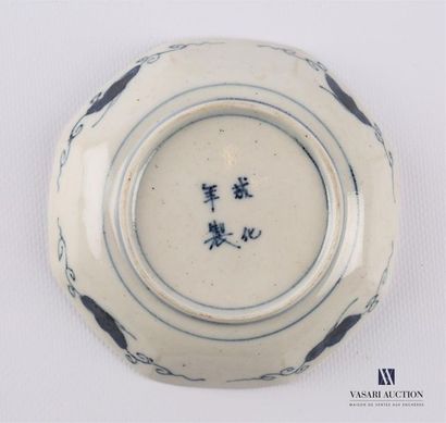 null JAPON
Lot comprenant deux coupelles creuses en porcelaine blanche à décor polychrome...