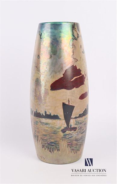 null ZSOLNAY
Vase à décor irisé de barques dans un paysage lacustre et boisé.
Marqué...