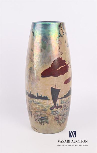 null ZSOLNAY
Vase with iridescent boat decoration in a lacustrine and wooded landscape.
Embossed...