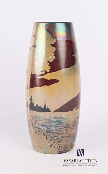 null ZSOLNAY
Vase à décor irisé de barques dans un paysage lacustre et boisé.
Marqué...