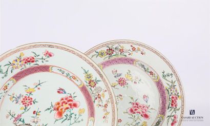 null CHINE - Compagnie des Indes
Paire d'assiettes en porcelaine à décor polychrome...