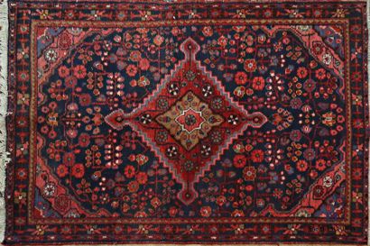 null HAMADAN - IRAN
Wool carpet with loangiques motifs on a background of flowers...
