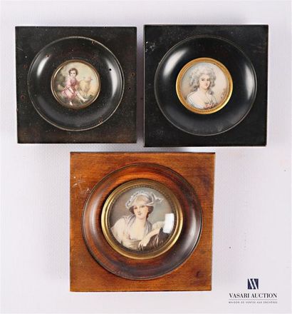 null Set of three framed miniatures in round shape each: a portrait of a woman signed...
