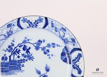 null CREIL-MONTEREAU
Round earthenware dish with blue monochrome printed decoration...