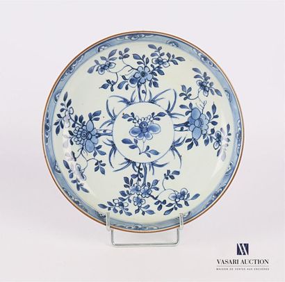 null CHINE 
Assiette en porcelaine à décor blanc bleu d'un médaillon orné d'une fleur...