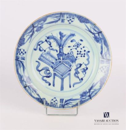 null CHINE 
Assiette creuse en porcelaine à décor en blanc bleu d'un pot feuillagé,...