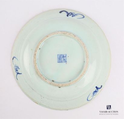 null CHINE 
Assiette creuse en porcelaine à décor en blanc bleu d'un pot feuillagé,...