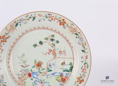 null CHINE - COMPAGNIE DES INDES
Assiette en porcelaine céladon à décor polychrome...