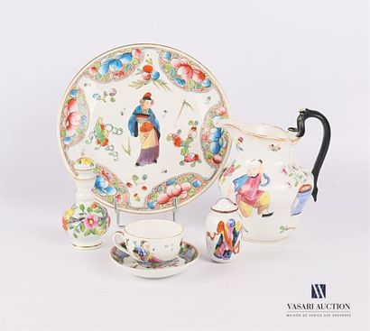 null BAYEUX
White porcelain set with polychrome Chinese and flower decoration comprising...